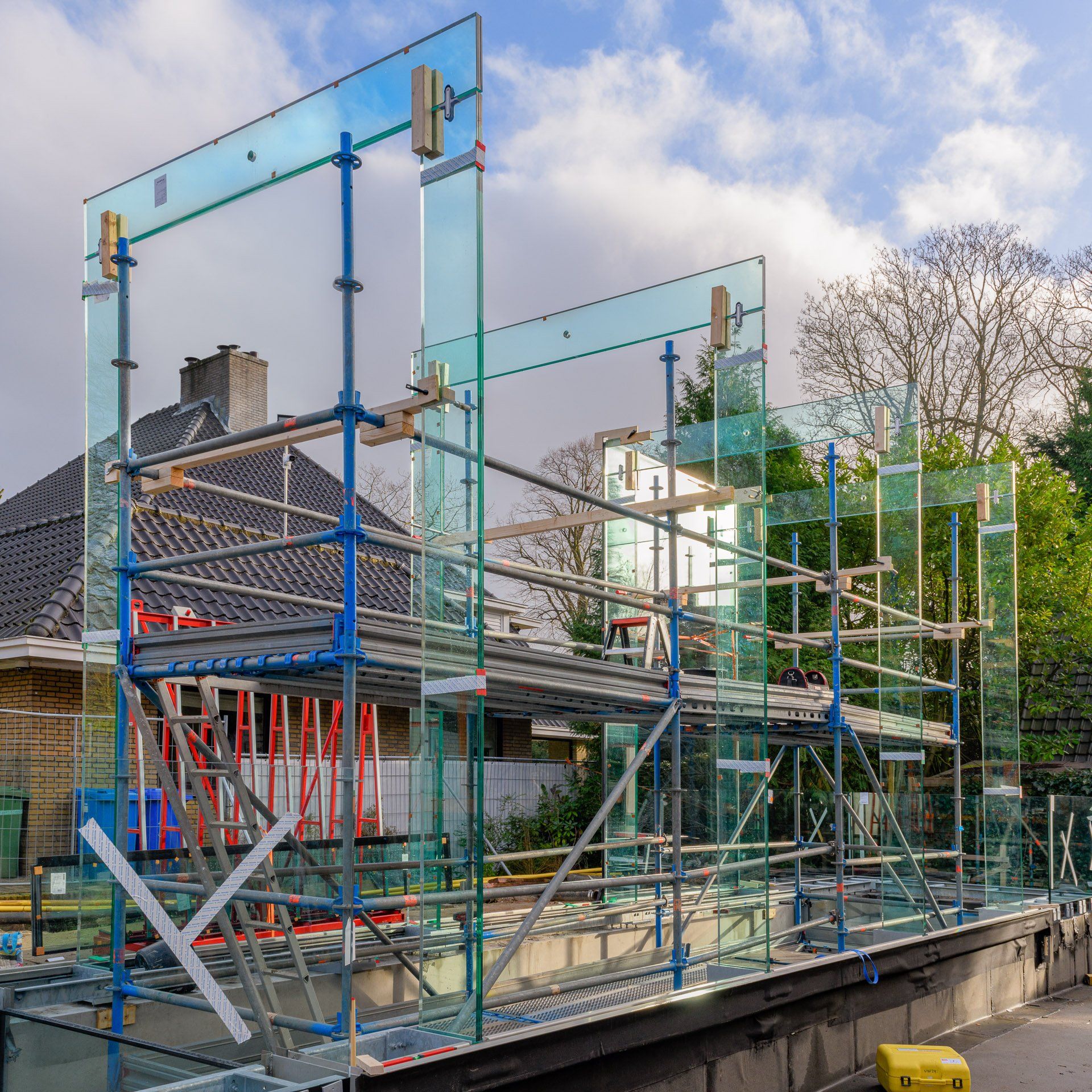 Glasconstructie in aanbouw in tuin in Wassenaar ©Walter Frisart FOTOwerk Bouwkunst Fotograaf