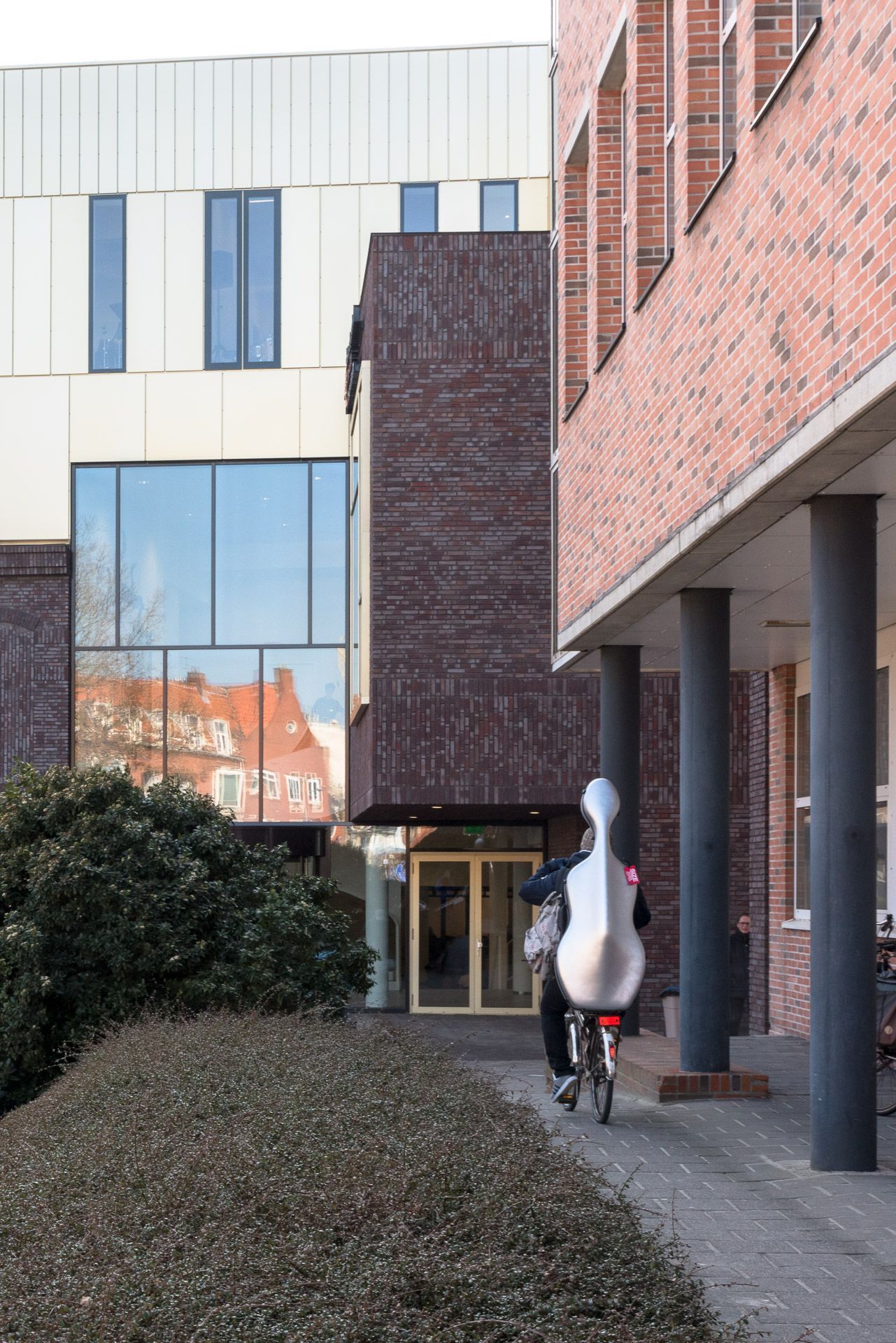 Groningen conservatorium persoon met contrabas op de rug ©Walter Frisart FOTOwerk
