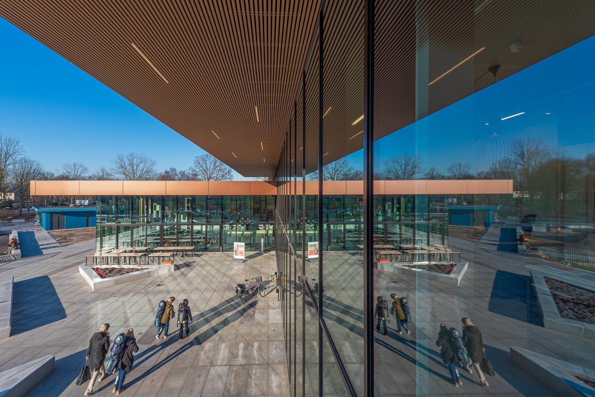 Huis van Eemnes spiegeling in het glas ©Walter Frisart FOTOwerk 
