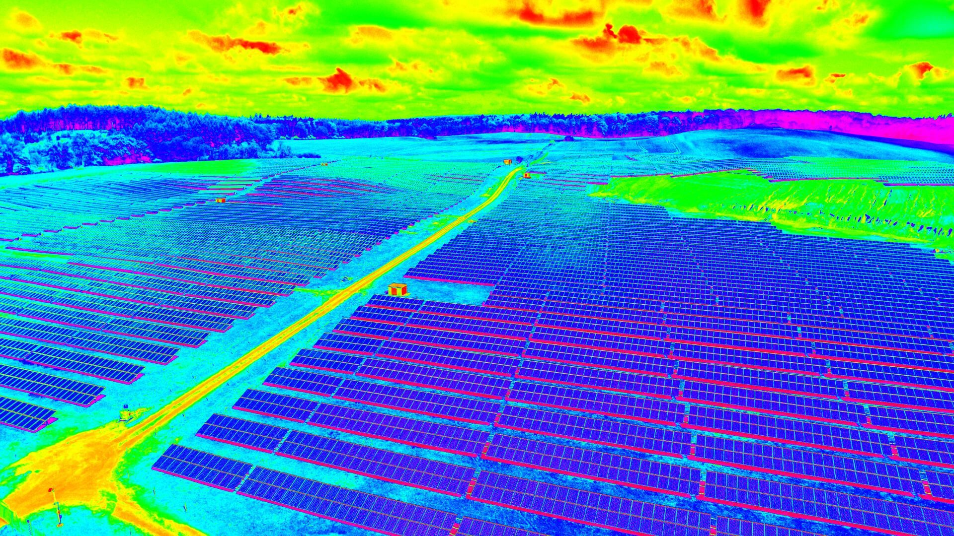 Une vue aérienne d'une ferme solaire avec beaucoup de panneaux solaires.
