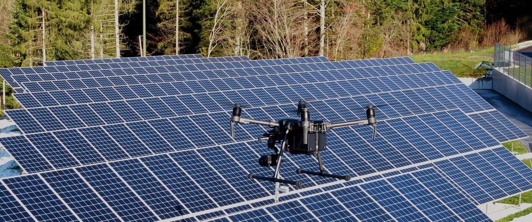 Un drone survole une rangée de panneaux solaires.