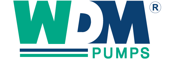 Logotipo de WDM PUMPS con letras en color verde azulado y azul, y finas rayas en verde azulado, azul y morado debajo.