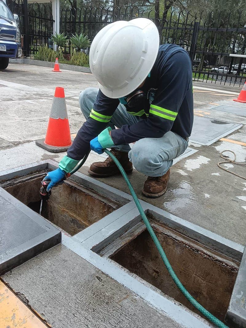 Técnico de BYSA realizando instalación de biofiltros para tratamiento de agua