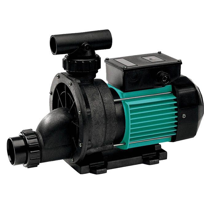 Bomba de agua eléctrica negra y turquesa con motor cilíndrico y boquilla de salida sobre fondo blanco.