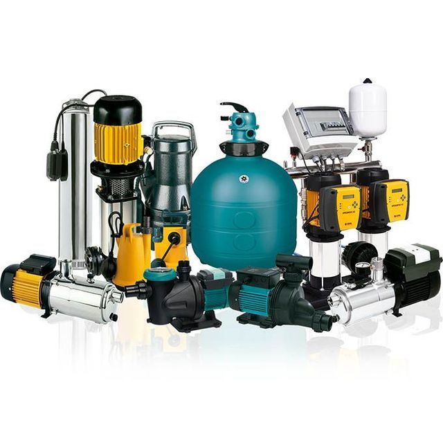 Varias bombas de agua, filtros y tanques de presión dispuestos sobre un fondo blanco.
