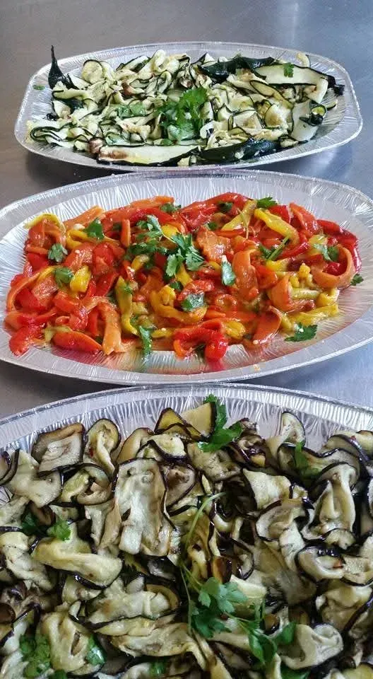 Tre piatti: zucchine, peperoni e melanzane, guarniti con erbe aromatiche.