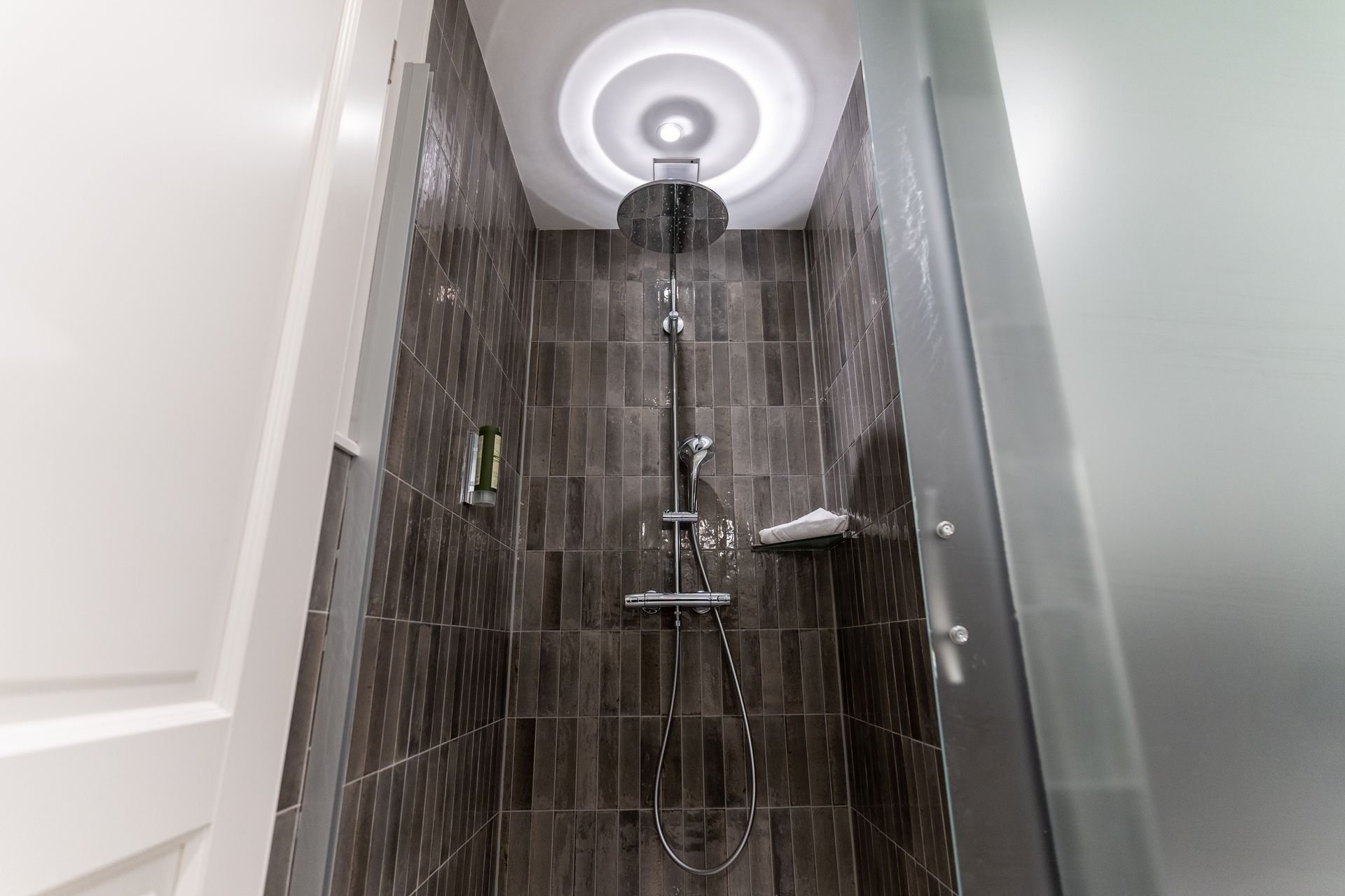 Ein Badezimmer mit Dusche und Glastür.