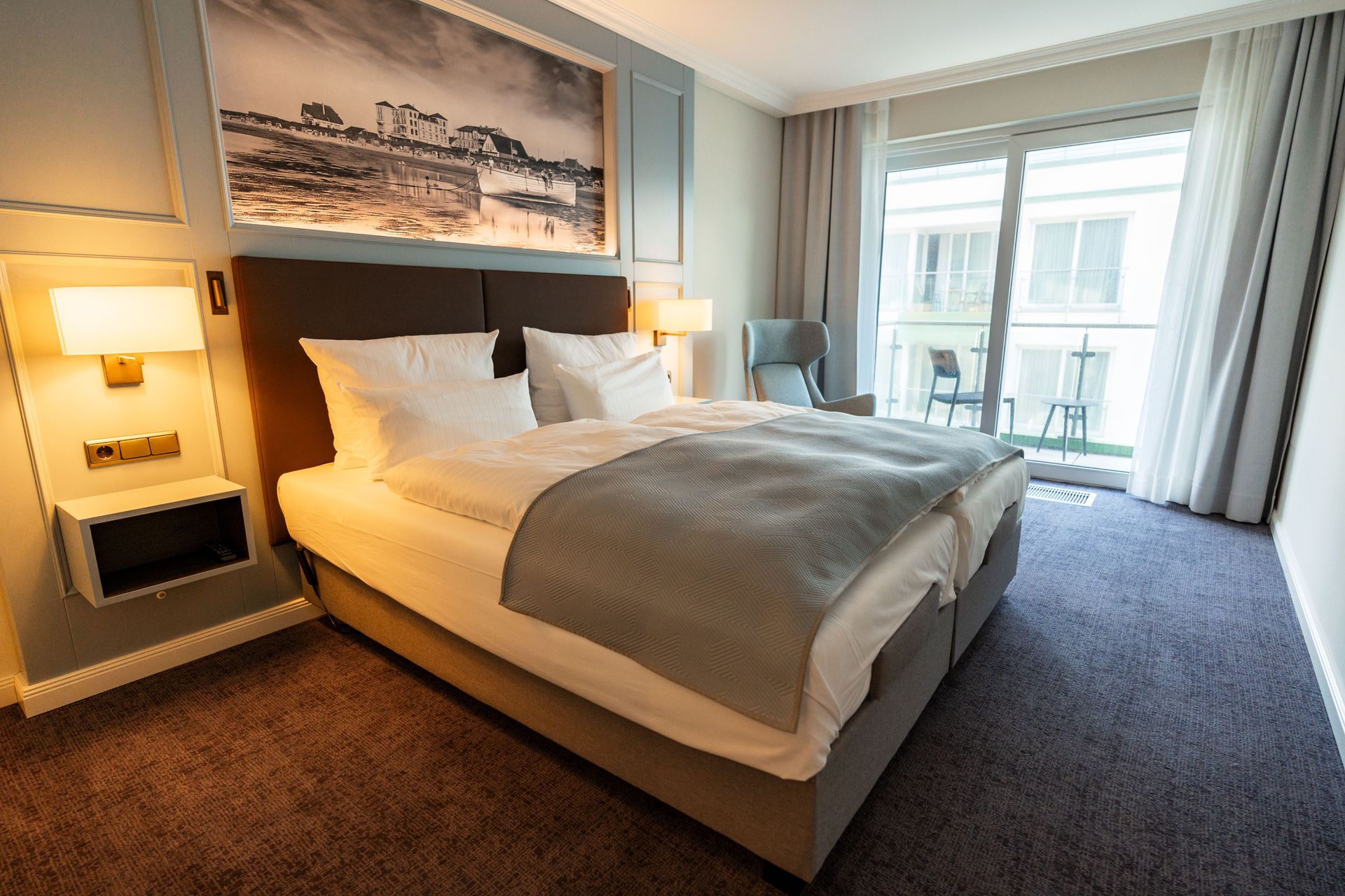Ein Hotelzimmer mit großem Bett und Balkon.