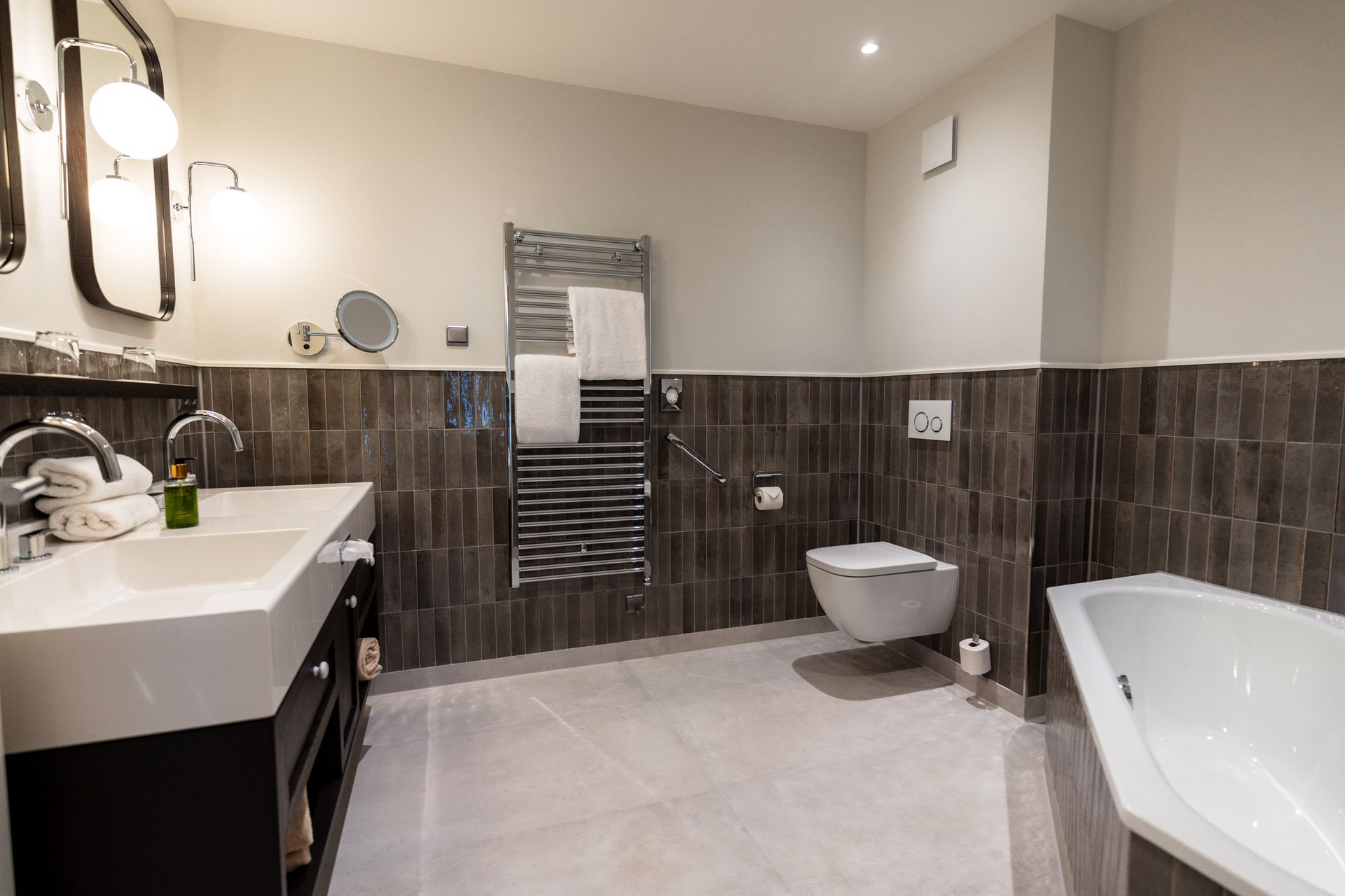 Ein Badezimmer mit Waschbecken, Toilette und Badewanne.