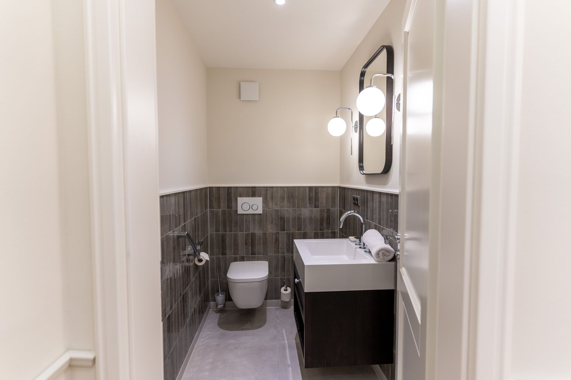 Ein Badezimmer mit Toilette, Waschbecken und Spiegel.