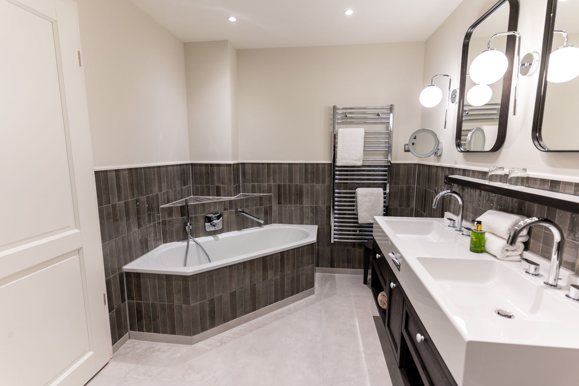 Ein Badezimmer mit zwei Waschbecken und einer Badewanne.