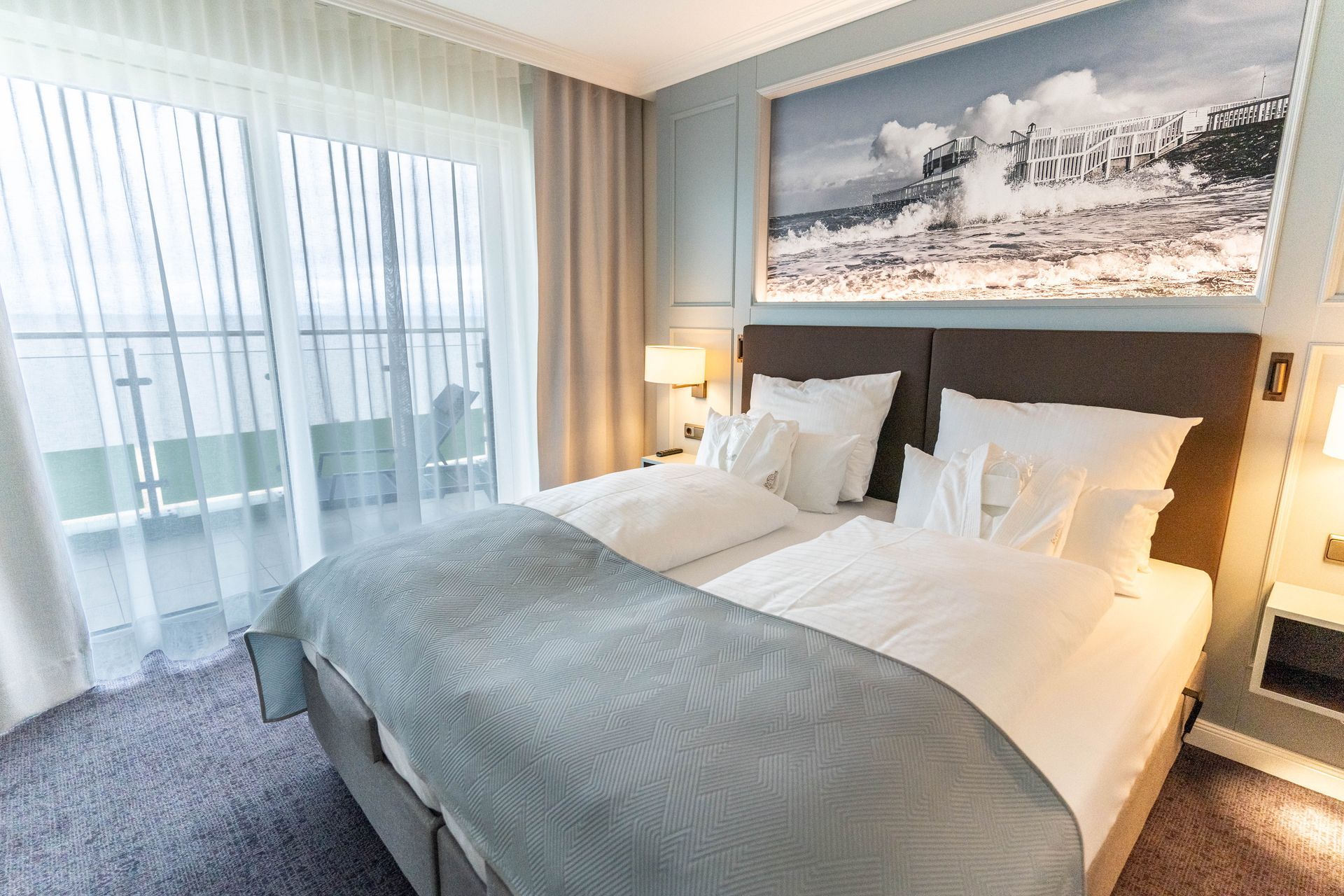 Ein Hotelzimmer mit großem Bett und Balkon.