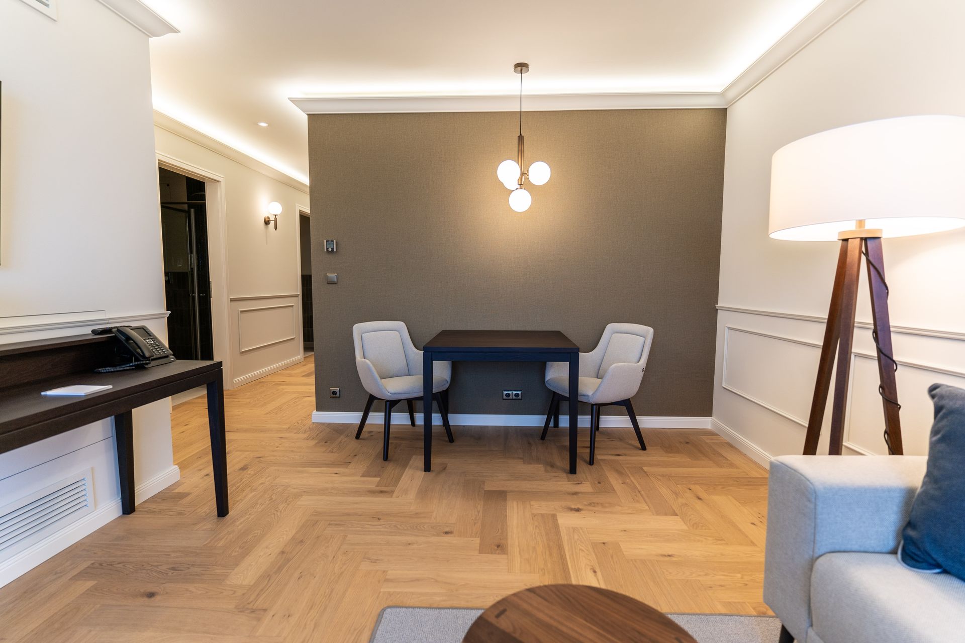 Ein Wohnzimmer mit einem Tisch und Stühlen darin.