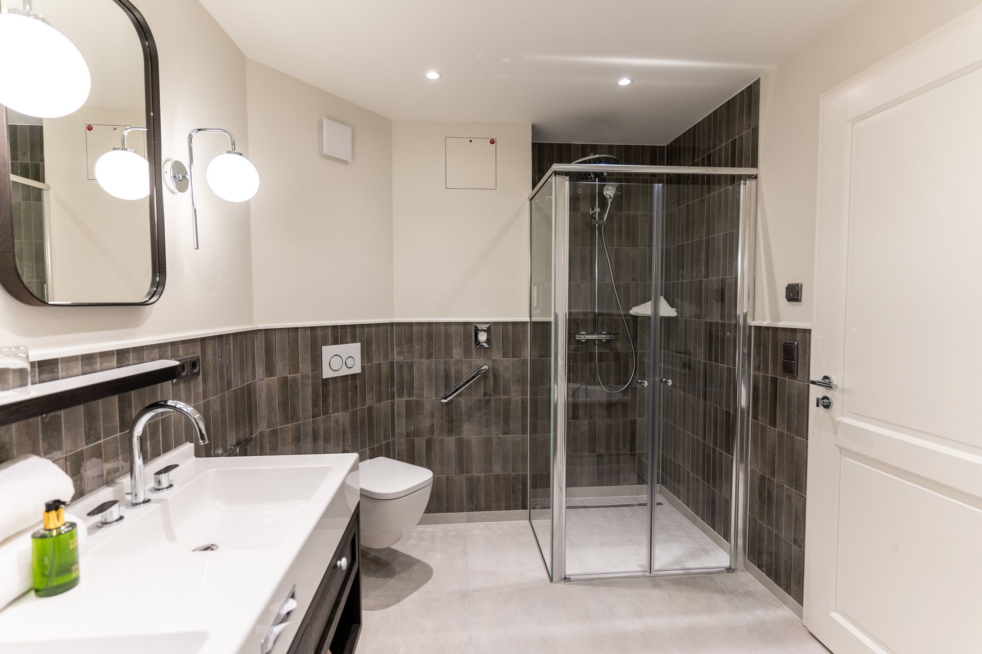 Ein Badezimmer mit Waschbecken, Toilette, Dusche und Spiegel.