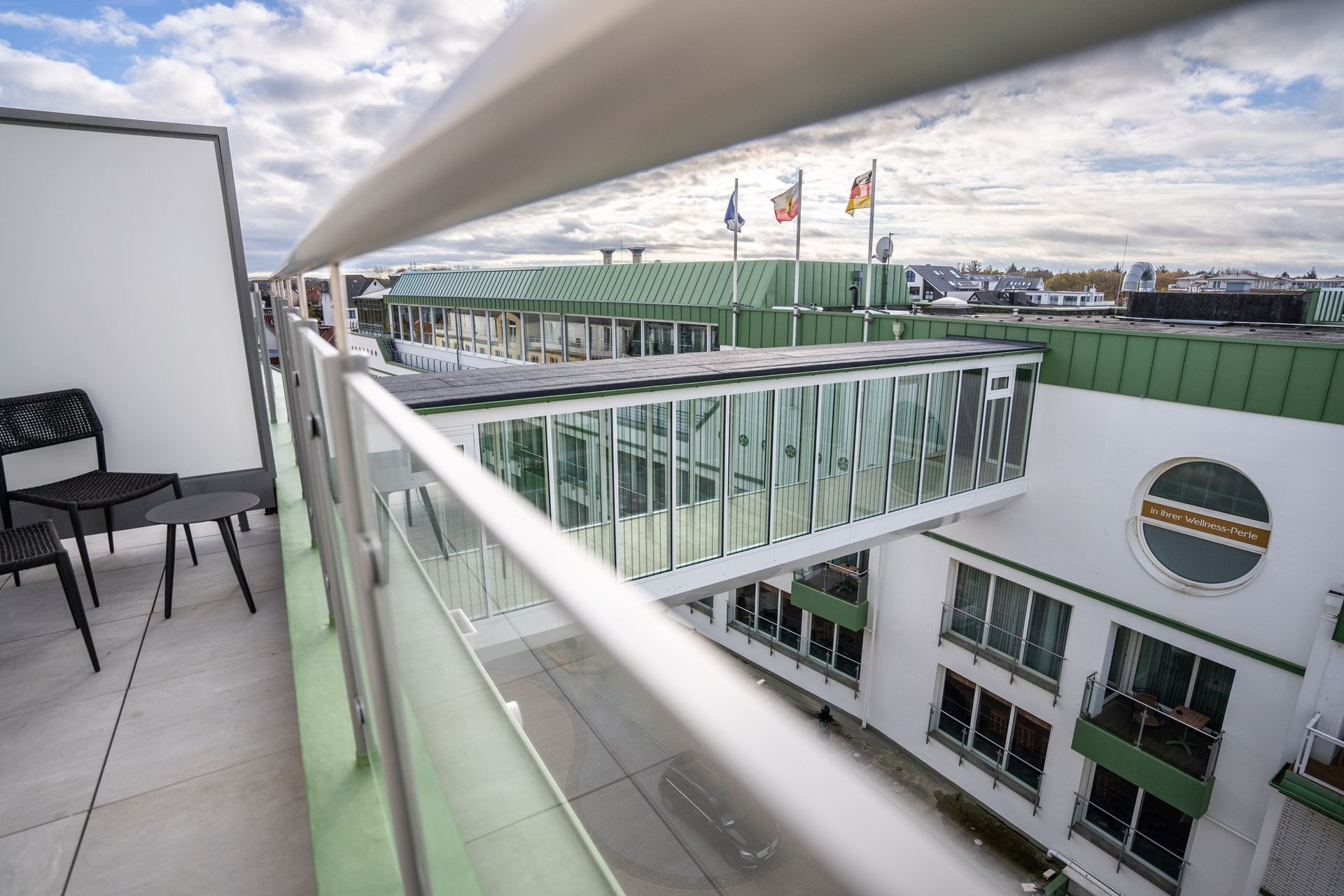 Ein Balkon mit Blick auf ein Gebäude und eine Brücke.