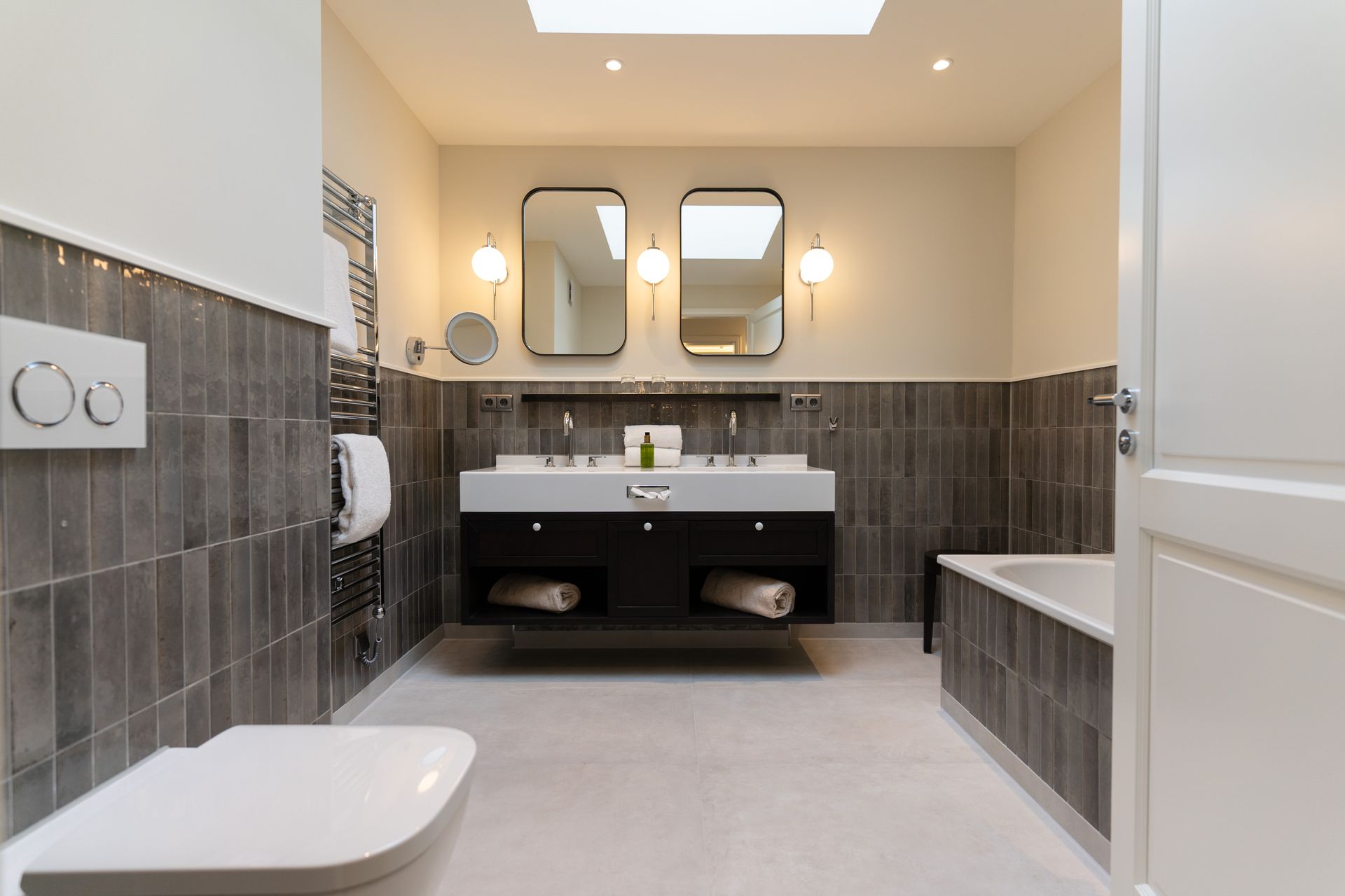 Ein Badezimmer mit zwei Waschbecken, einer Toilette und einer Badewanne.