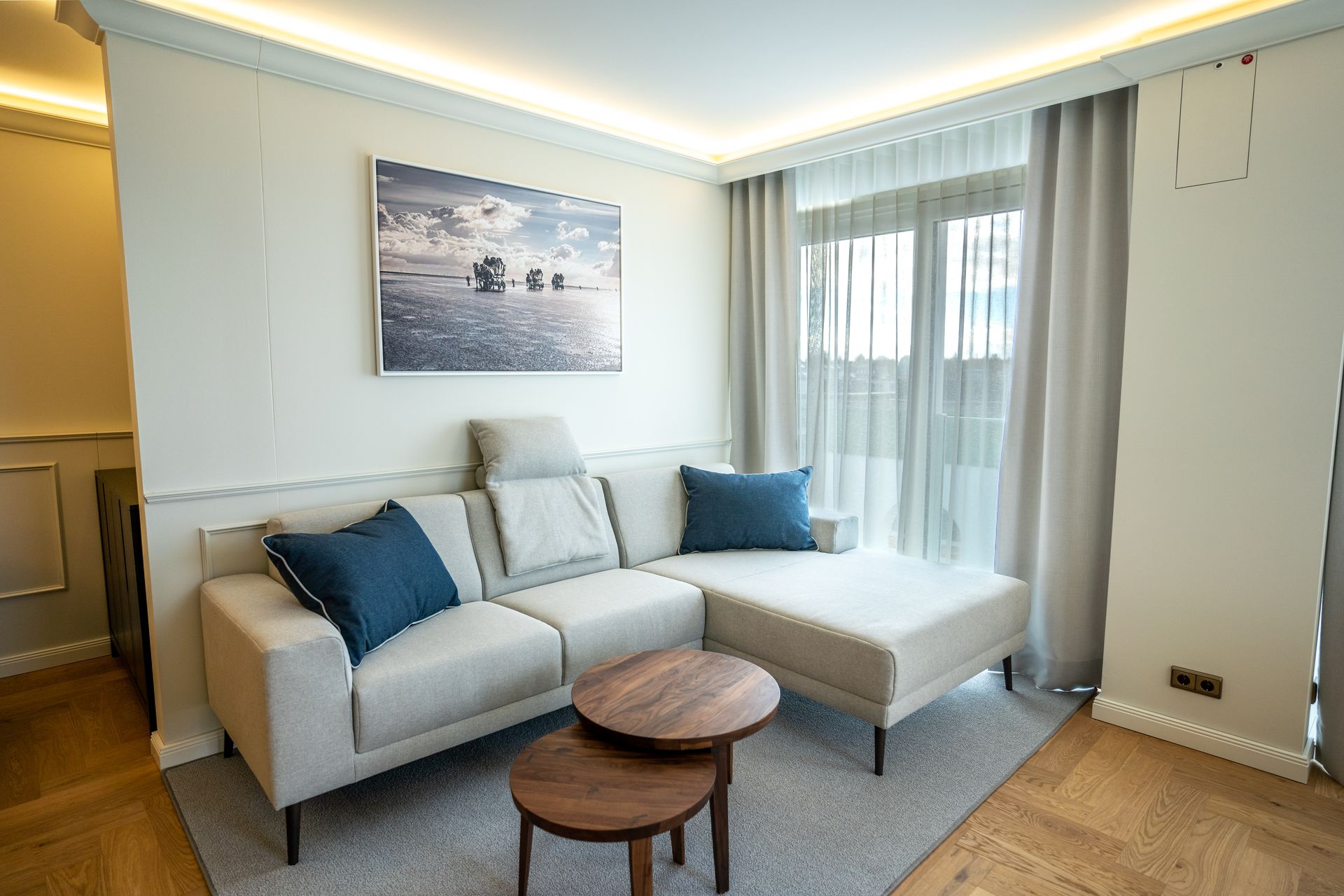 Ein Wohnzimmer mit Couch, Tisch und einem Bild an der Wand.
