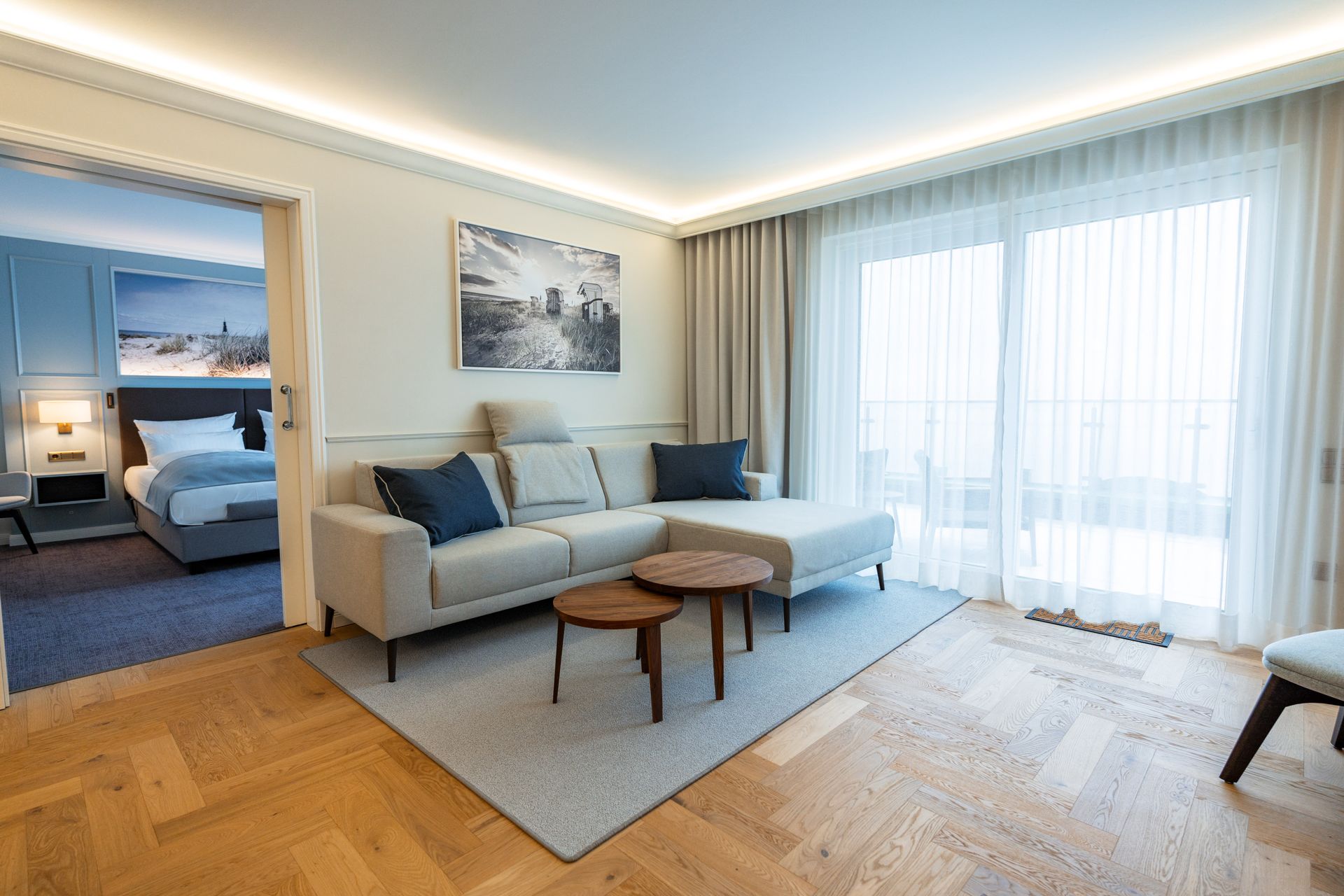 Ein Wohnzimmer in einem Hotelzimmer mit einer Couch und zwei Tischen.
