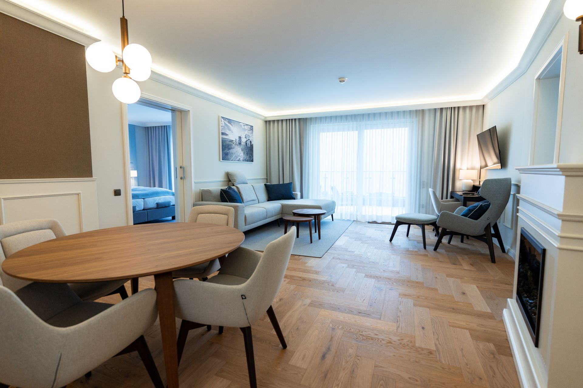 Ein Wohnzimmer mit Tisch und Stühlen und einem Kamin