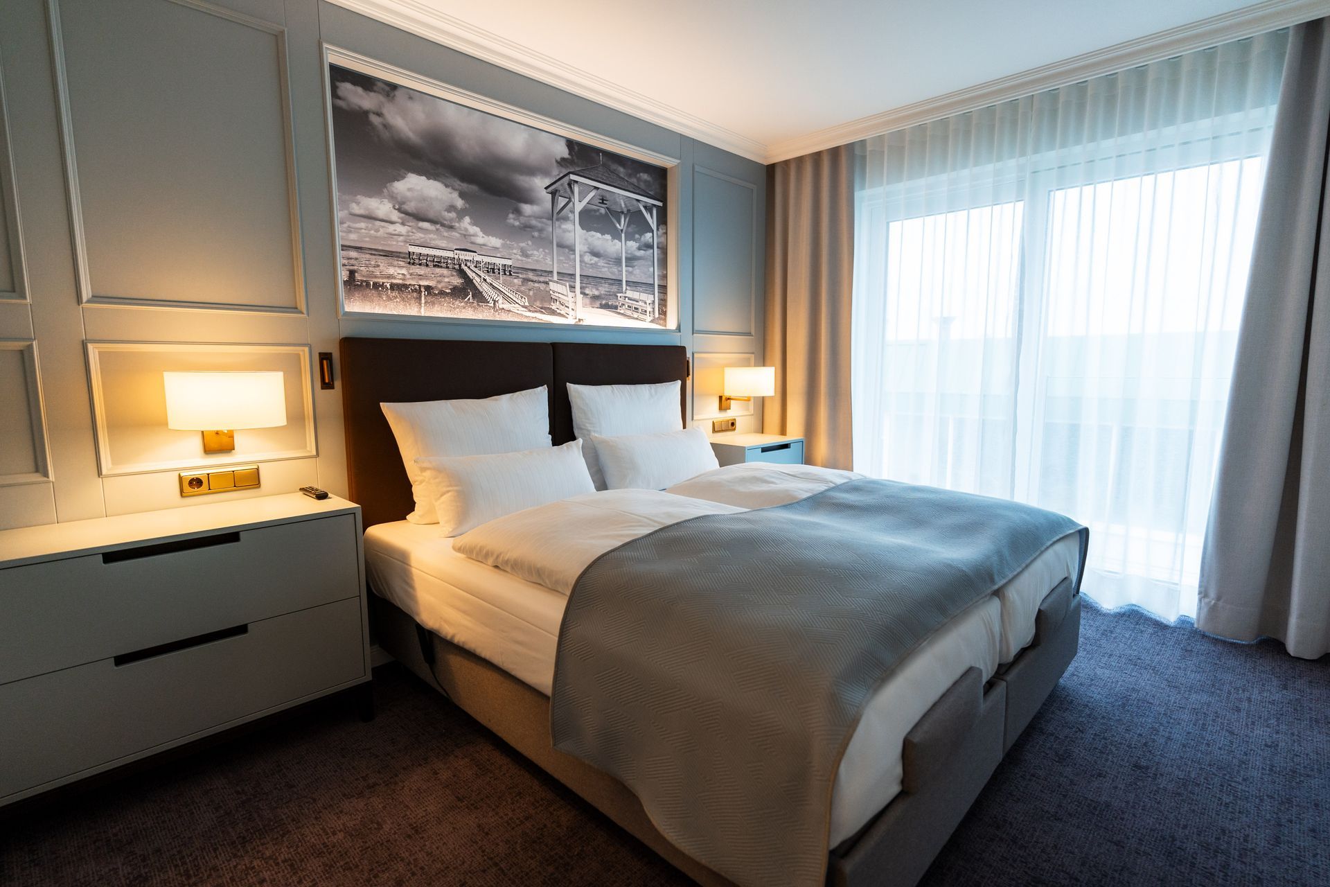 Ein Hotelzimmer mit einem großen Bett und einem großen Fenster.