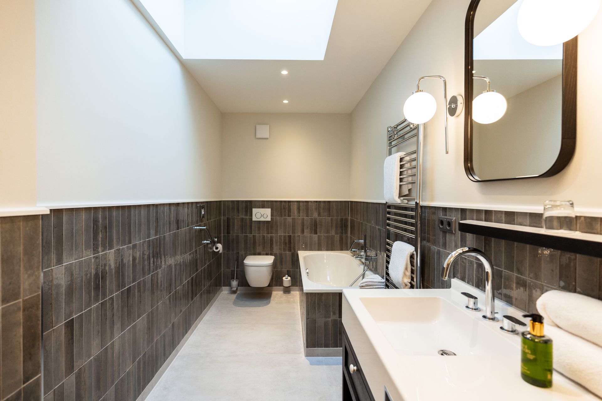 Ein Badezimmer mit Waschbecken, Toilette und Badewanne.