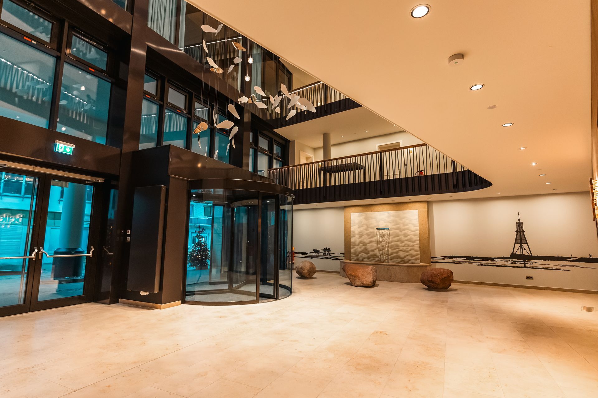 Eine große Lobby in einem Gebäude mit einer Drehtür.