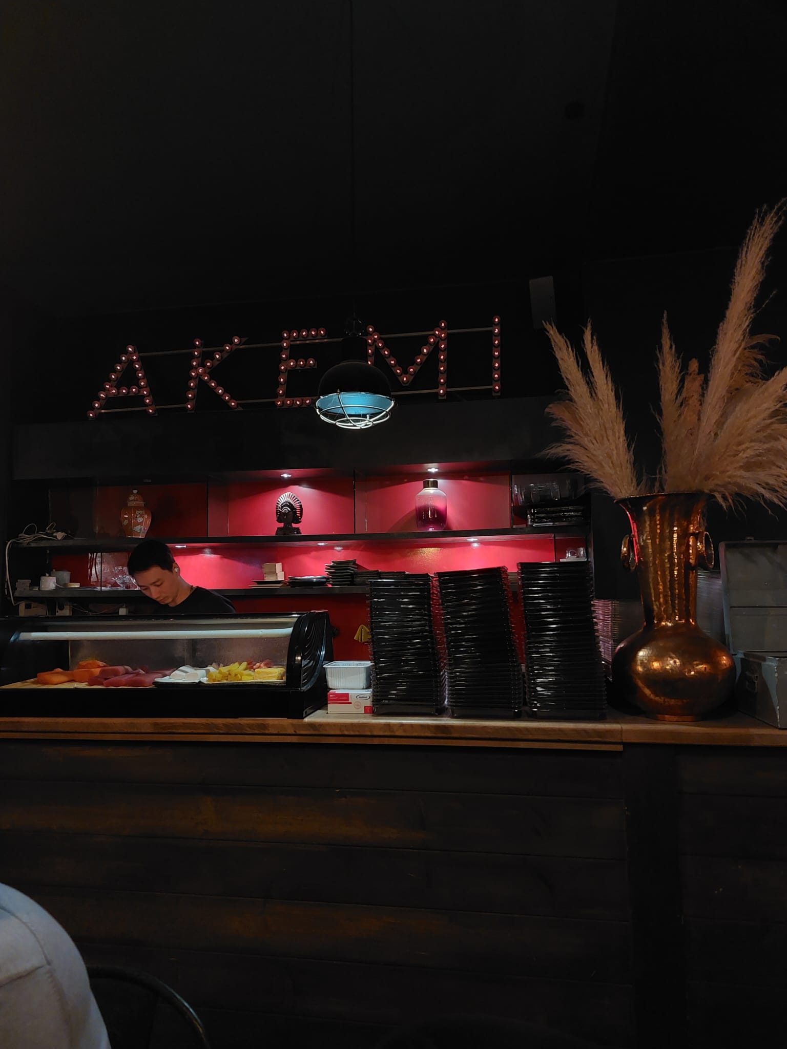Ein Restaurant mit einem Schild mit der Aufschrift „Akemi“