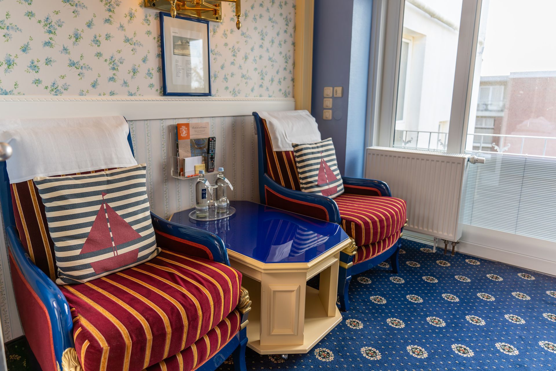 Im Zimmer befinden sich zwei Stühle und ein Tisch.
