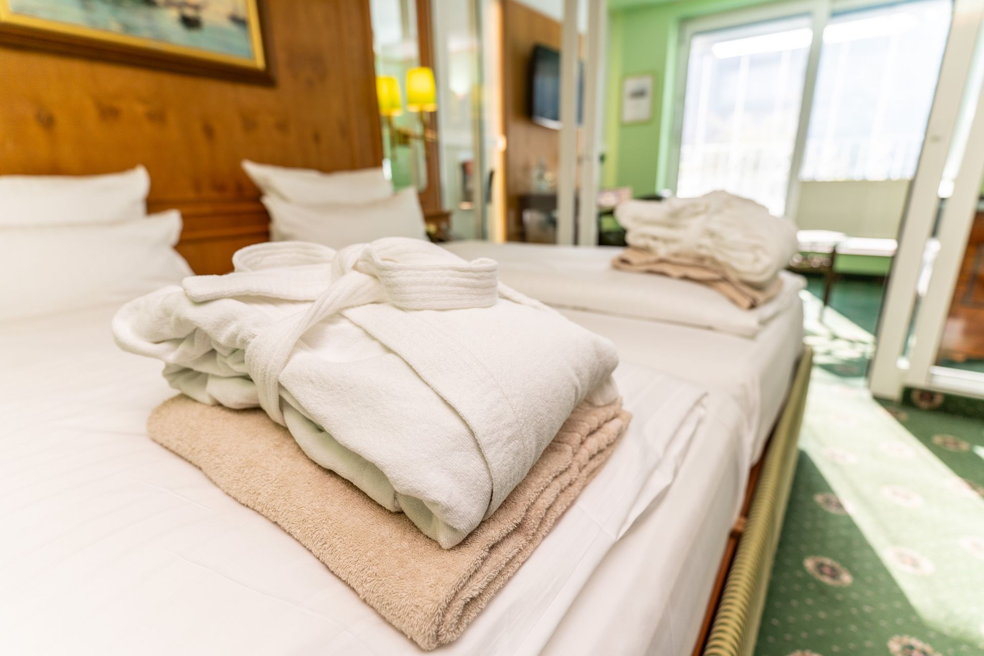Ein Hotelzimmer mit einem Bett und Handtüchern darauf