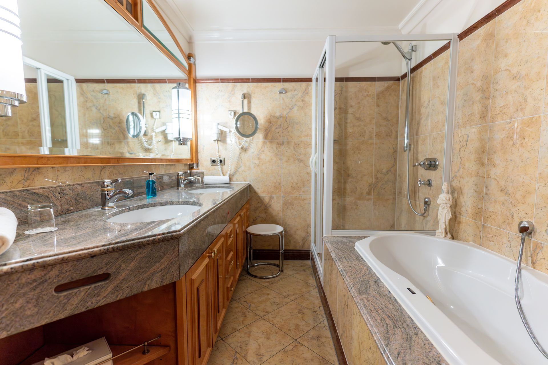 Ein Badezimmer mit Badewanne, Waschbecken, Spiegel und Dusche.