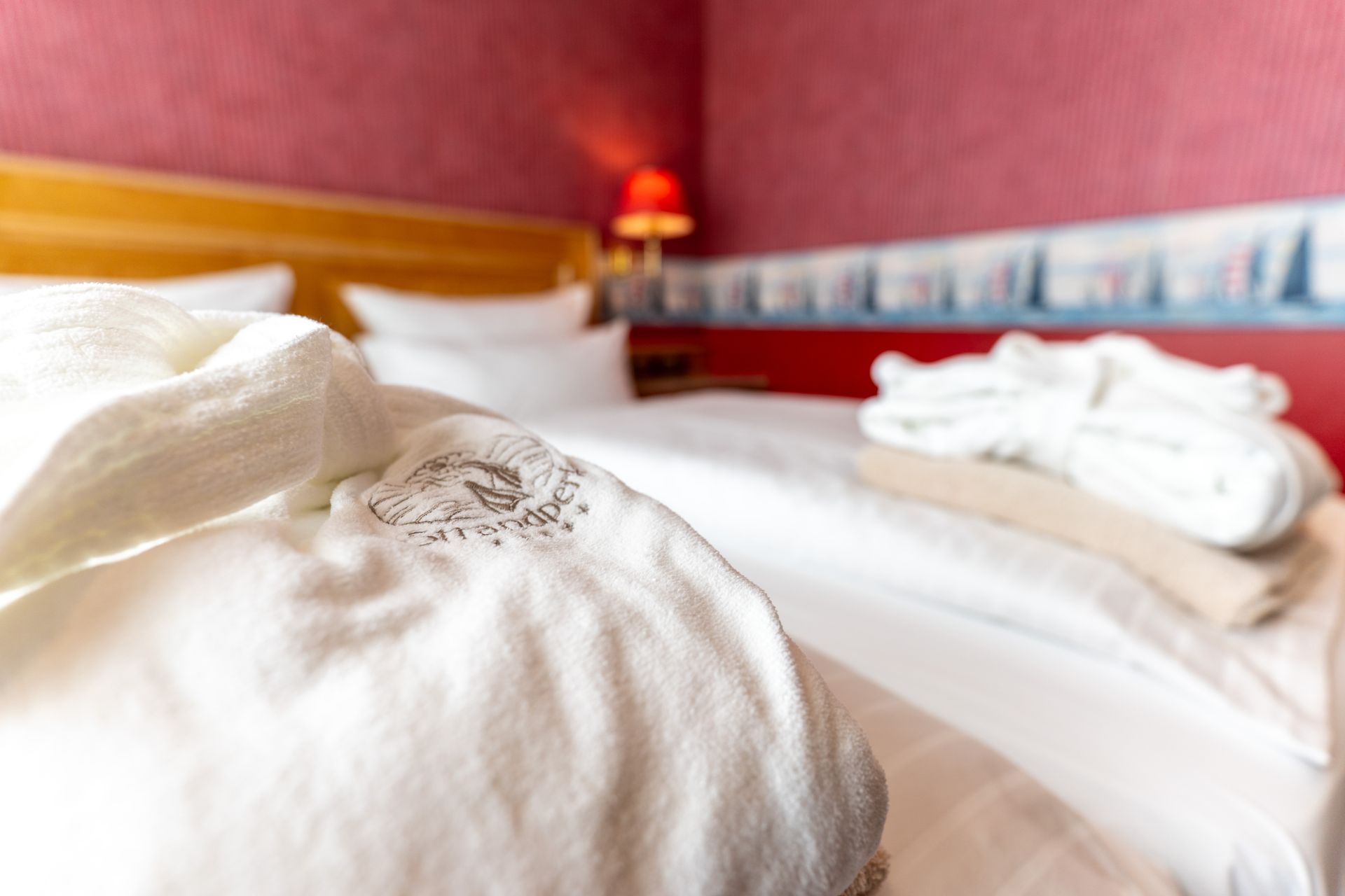 Eine Nahaufnahme eines Handtuchs auf einem Bett in einem Hotelzimmer