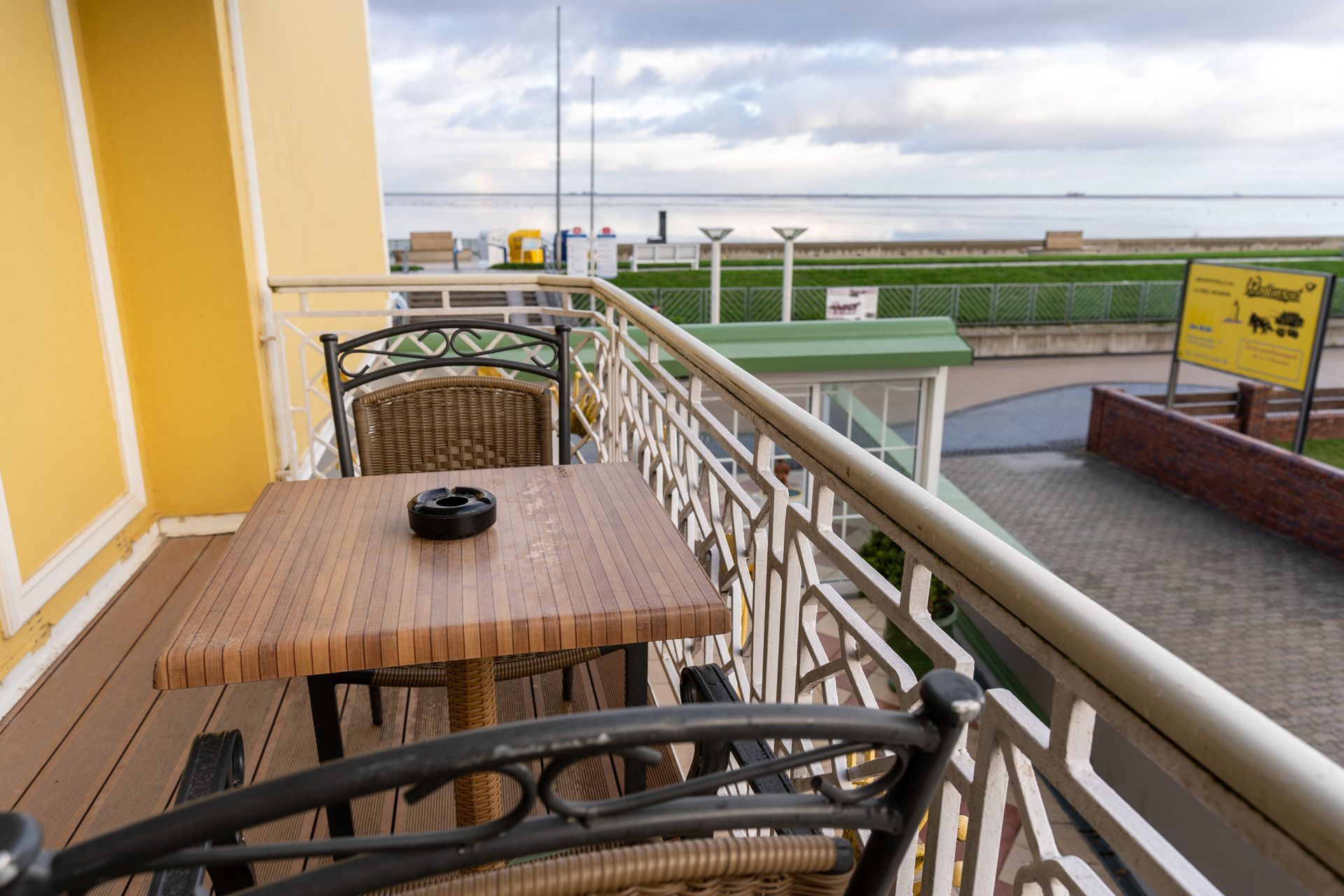 Ein Balkon mit Tisch und Stühlen mit Blick auf das Meer