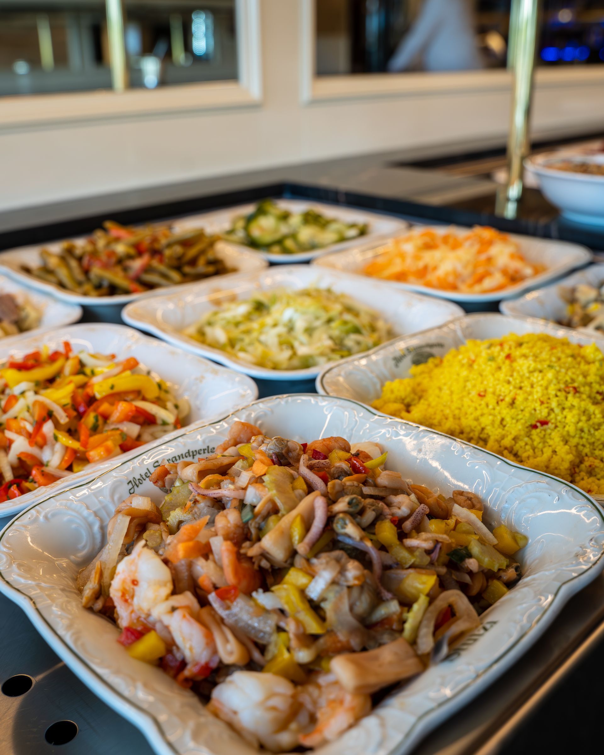Ein Buffet mit vielen verschiedenen Speisen.