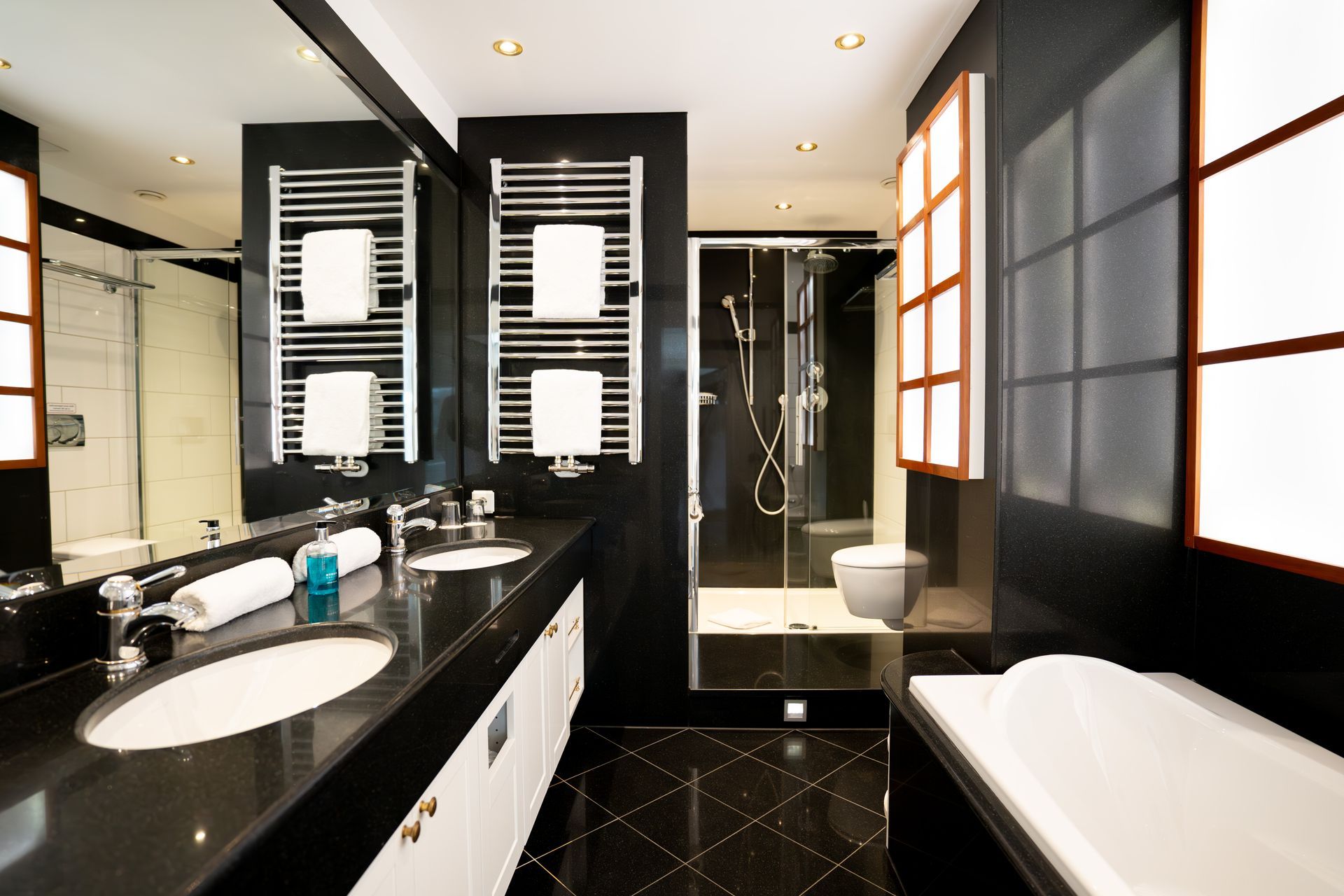 Ein Badezimmer mit zwei Waschbecken, einer Toilette und einer Badewanne