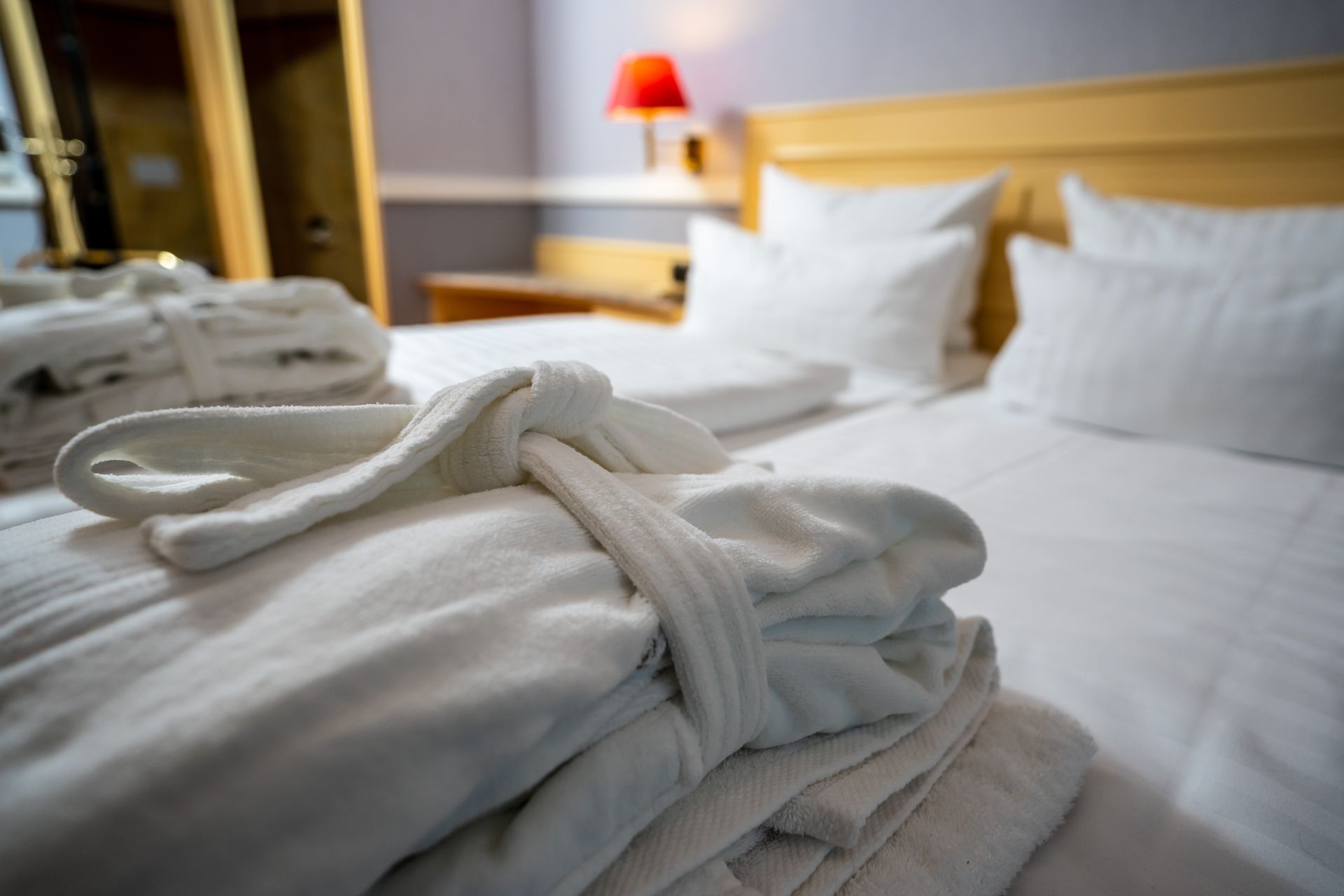 Ein Hotelzimmer mit einem Bett und einem Stapel Handtücher darauf.
