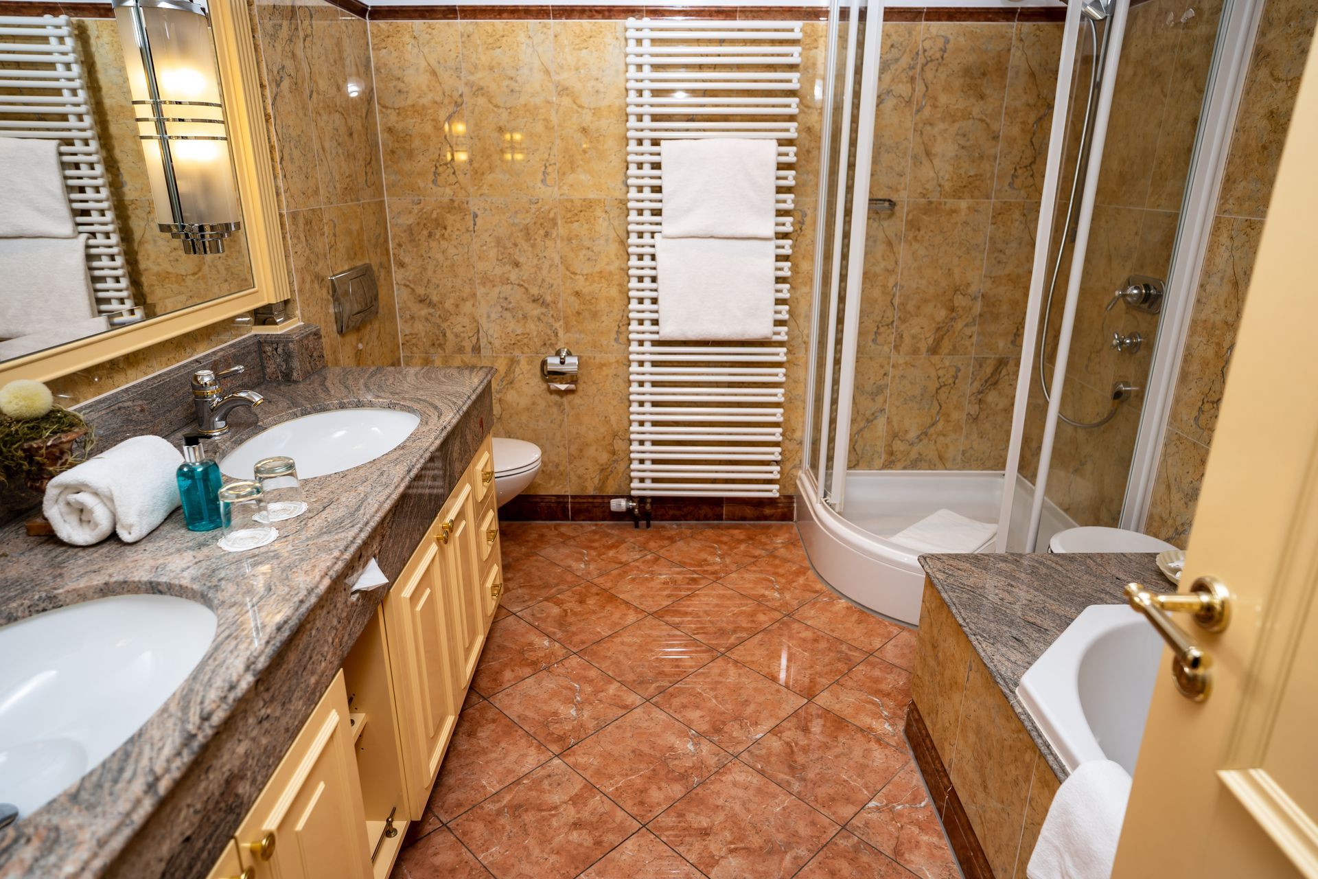 Ein Badezimmer mit zwei Waschbecken, einer Toilette und einer Dusche