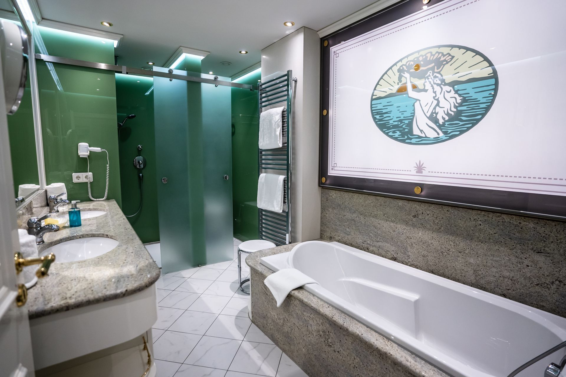 Ein Badezimmer mit Badewanne, Waschbecken und Dusche.