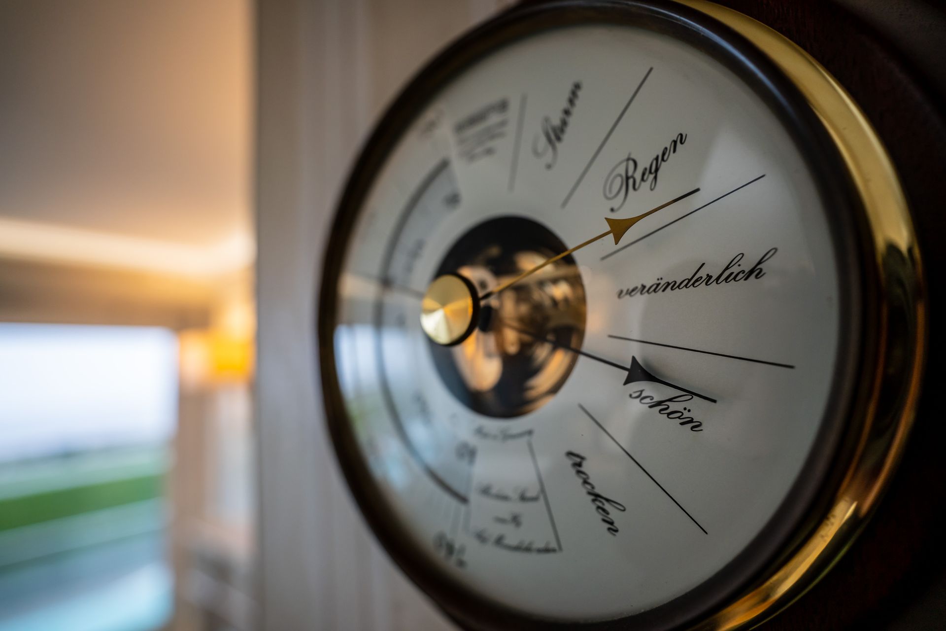 Eine Uhr mit dem Wort „Regen“ darauf