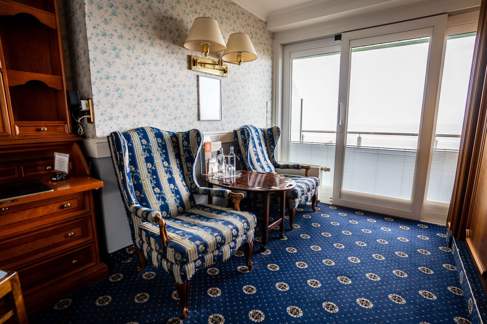 Im Zimmer befinden sich zwei Stühle und ein Tisch.