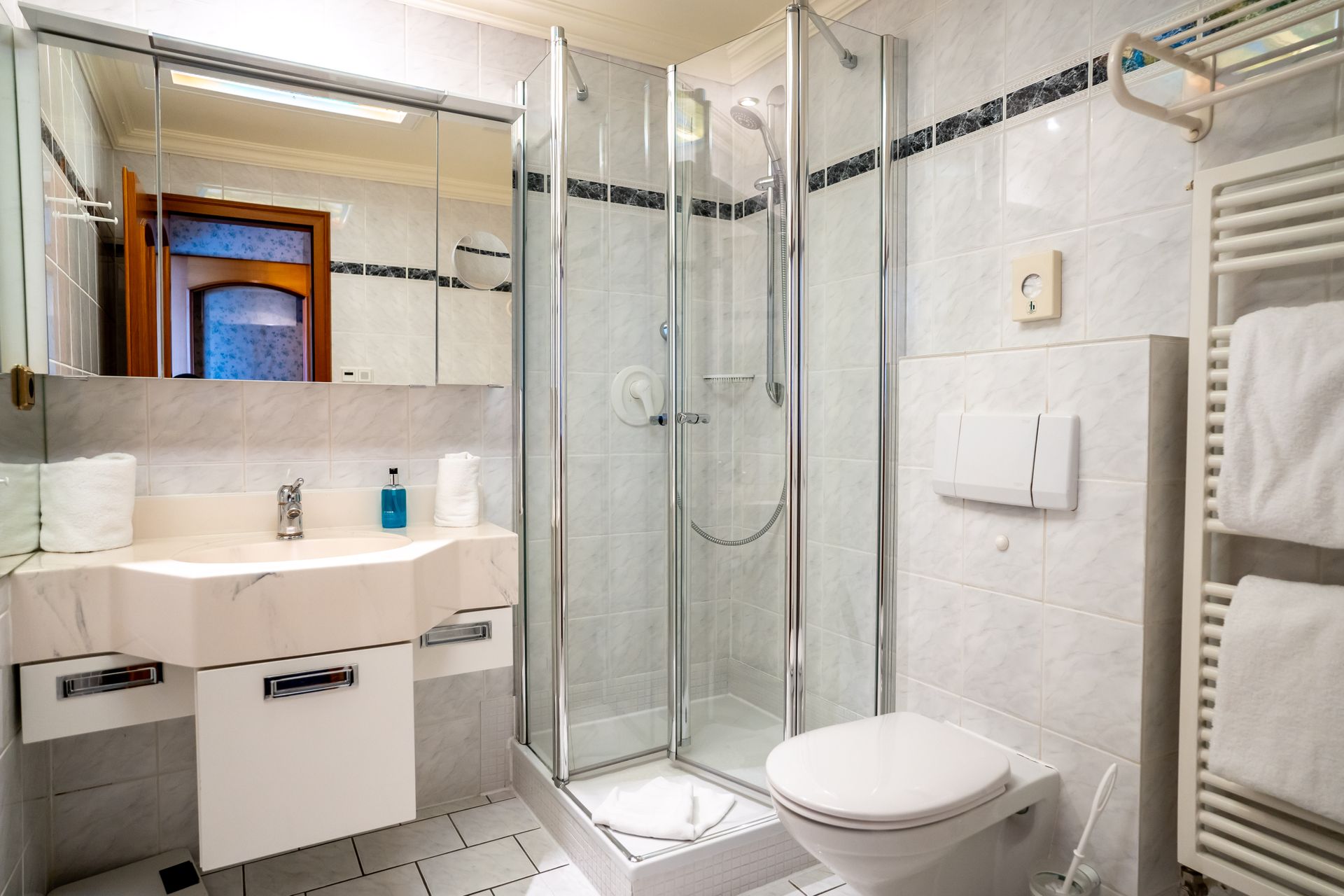 Ein Badezimmer mit Toilette, Waschbecken und Dusche.