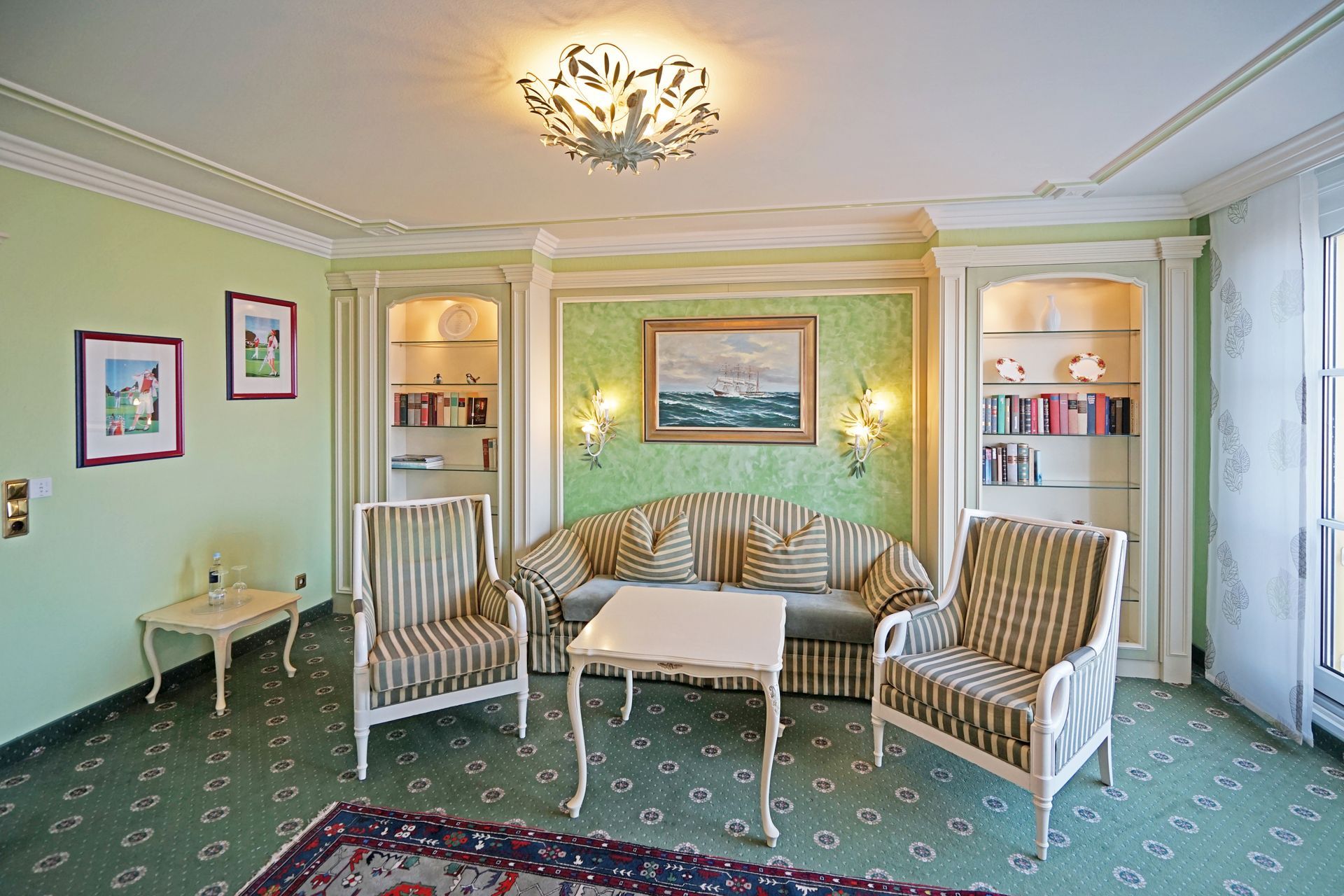 Ein Wohnzimmer mit einer Couch, Stühlen und einem Tisch