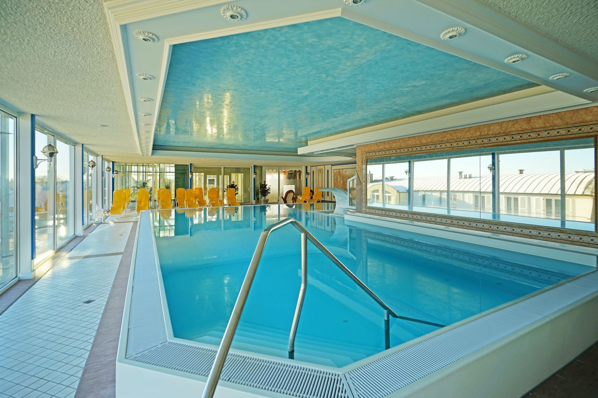 Ein großes Hallenbad mit blauer Decke