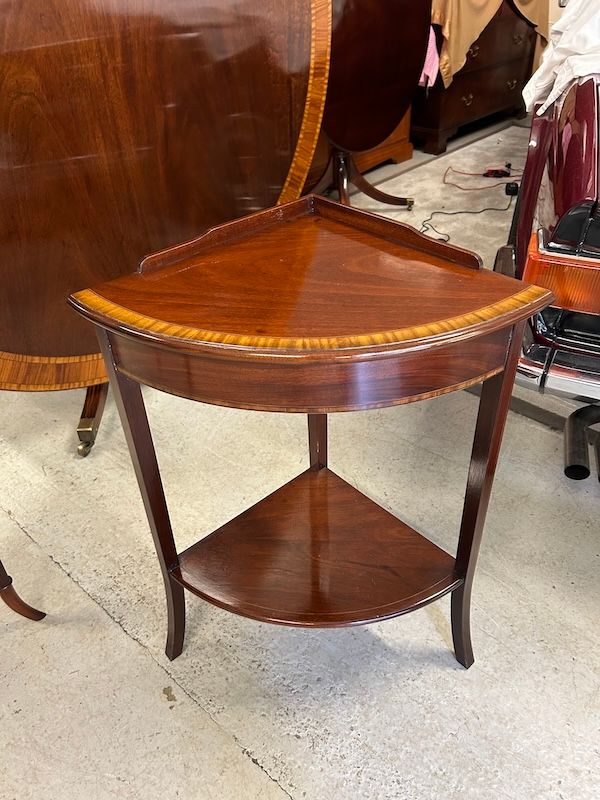 Great Quality Mahogany Cross Banded Corner Table