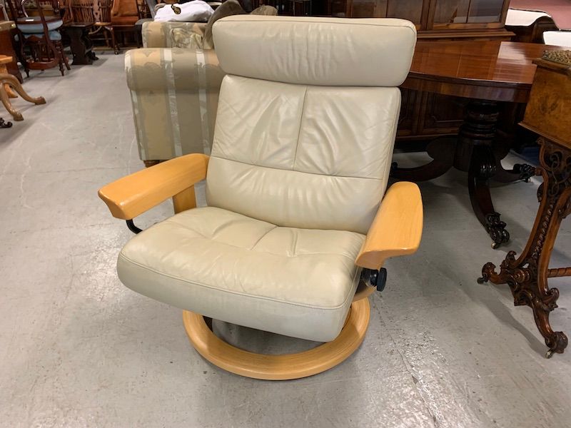 Large Cream Leather Ekornes Reclining Armchair with adjustable Headrest