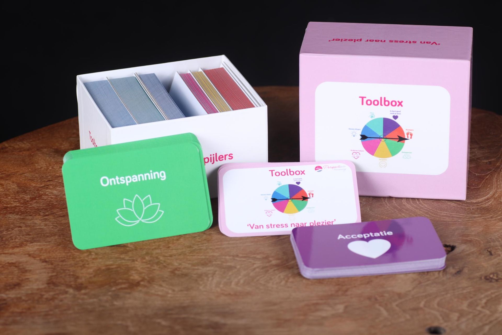 Kleurrijke mindfulness-kaarten en -doosjes op een houten tafel, waaronder sets voor gereedschap, gedachten en inspiratie.
