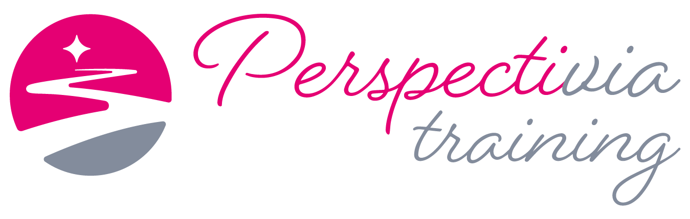 Het Perspectivia-trainingslogo in roze en grijs met een gestileerd swoosh-icoon en cursieve tekst.