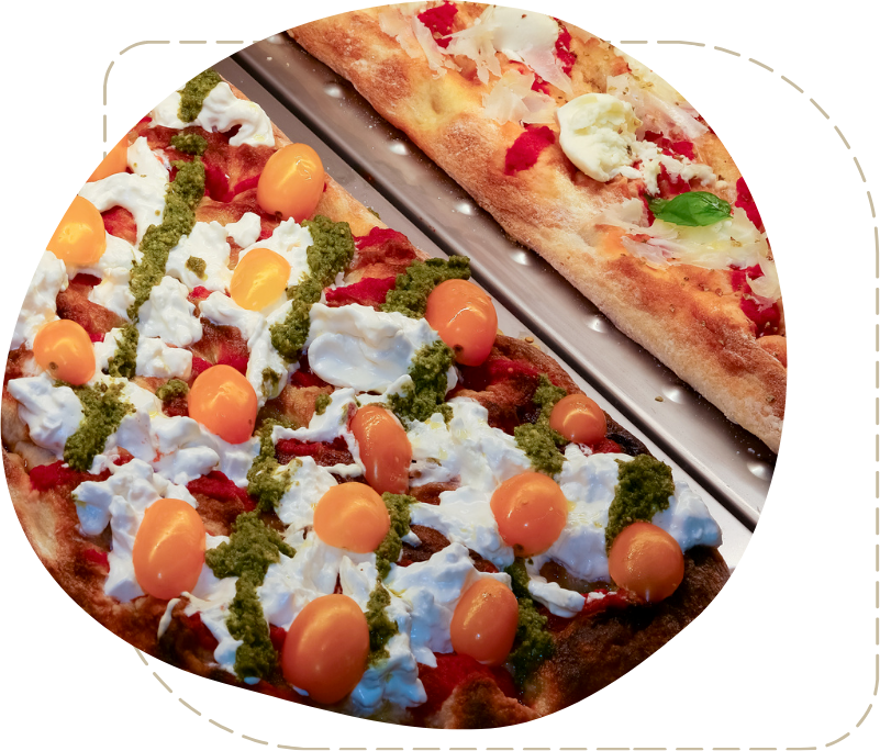 Due fette di pizza con condimenti diversi sopra