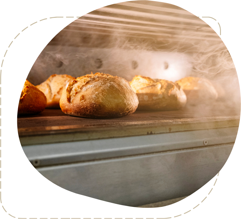 Un mucchio di pane viene cotto nel forno