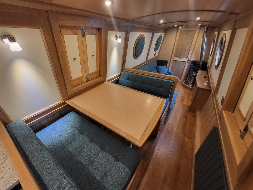 Avatea raised dinette