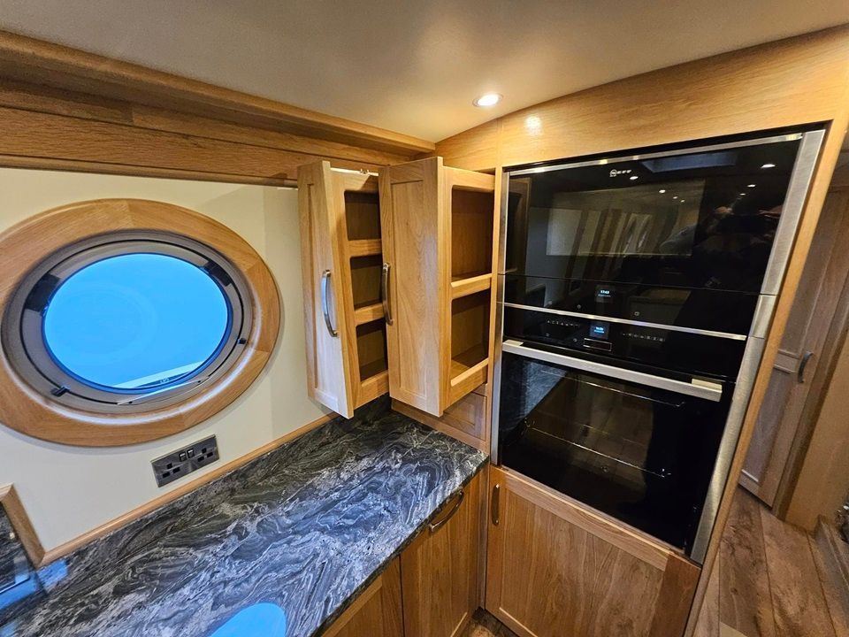 Hrafn eye level oven